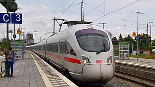 An Straubings Bahnhof hält der ICE von Wien beziehungsweise Passau kommend auf der Durchfahrt. Damit soll laut Bahn mit dem Winterfahrplan Schluss sein. Ein- und Ausstieg ist dann in Plattling.