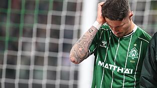 Werder-Kapitän Marco Friedl musste verletzt raus. Werder-Kapitän Marco Friedl musste verletzt raus.