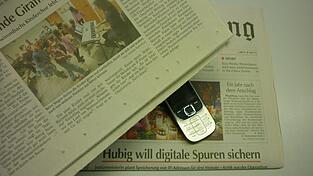 Zwischen zwei Zeitungen kann man ein Telefon schon mal &bdquo;beerdigen&ldquo;.