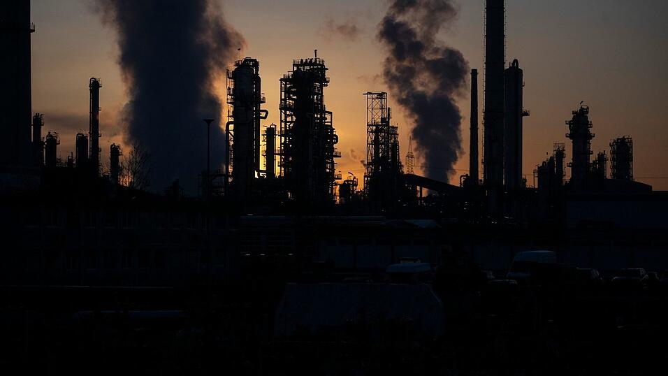 Raffinerie in Deutschland: Preise f&uuml;r Roh&ouml;l auf dem Weltmarkt kr&auml;ftig gestiegen.