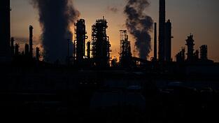 Raffinerie in Deutschland: Preise f&uuml;r Roh&ouml;l auf dem Weltmarkt kr&auml;ftig gestiegen.