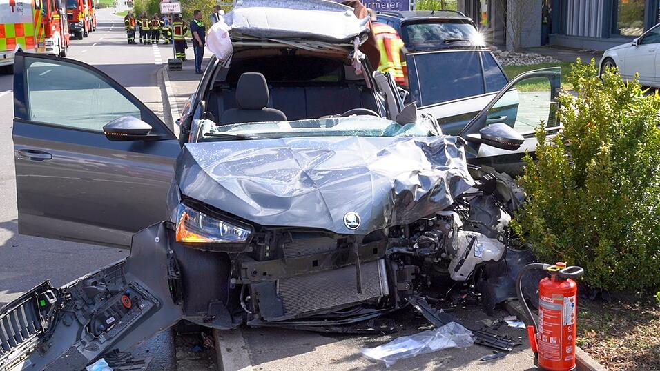 Lange Zeit reanimieren Rettungskr&auml;fte eine Zweij&auml;hrige, dann kommt sie mit lebensgef&auml;hrlichen Verletzungen ins Krankenhaus.