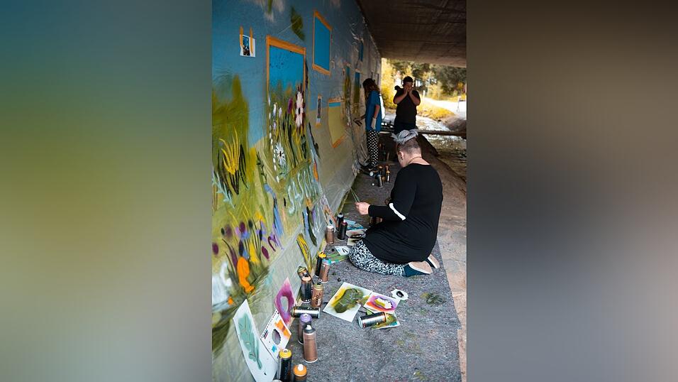 Nicht nur die Wand, auch die K&uuml;nstler selbst wurden mit Farbe voll.