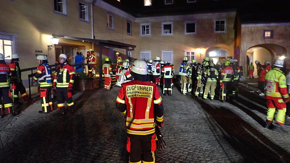 Bei einem Brand im Seniorenheim in Strahlfeld wurden neun Bewohner und ein Feuerwehrler verletzt. 