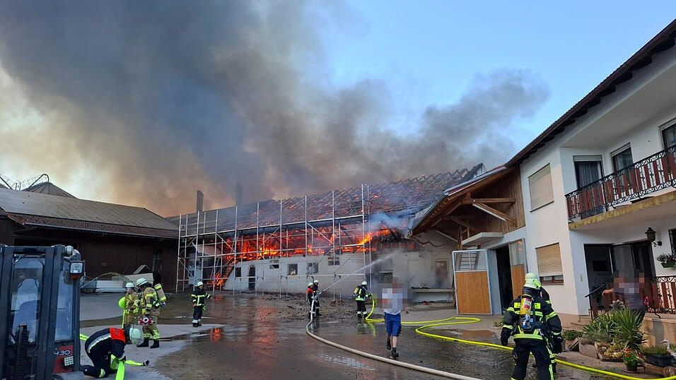 In Beutelhausen brennt ein Schweinestall. In Beutelhausen brennt ein Schweinestall.