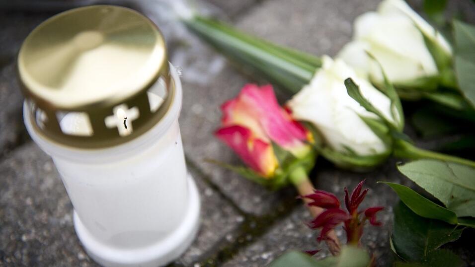 Bei einem Unfall am Samstagvormittag bei Deggendorf kam ein 35-jähriger Motorradfahrer ums Leben. Die Unfallverursacherin, eine 23-jährige Autofahrerin, stand zum Unfallzeitpunkt unter Alkoholeinfluss. (Symbolbild) Bei einem Unfall am Samstagvormittag bei Deggendorf kam ein 35-jähriger Motorradfahrer ums Leben. Die Unfallverursacherin, eine 23-jährige Autofahrerin, stand zum Unfallzeitpunkt unter Alkoholeinfluss. (Symbolbild)