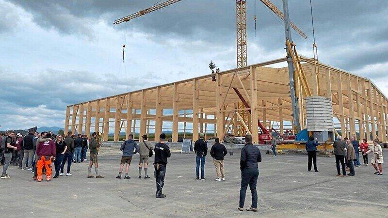 Ein Millionenprojekt ist die Produktionshalle der Firma Penzkofer Bau in Regen. Im Mai war in Regen Richtfest. Ein Millionenprojekt ist die Produktionshalle der Firma Penzkofer Bau in Regen. Im Mai war in Regen Richtfest.