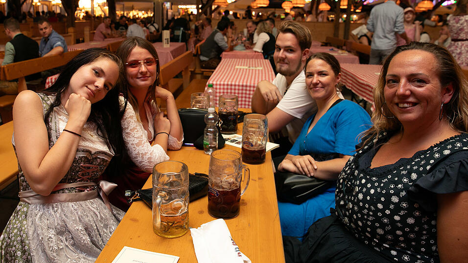 Die Partybilder vom Dienstag, 12. August, aus dem Festzelt Reisinger. Die Partybilder vom Dienstag, 12. August, aus dem Festzelt Reisinger.
