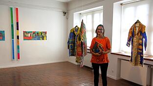 Viele kräftige Farben und ausdrucksstark, so beschreibt Anjalie Chaubal die Werke der Künstler, so wie die bemalten Mäntel von Ludwig Hirtreiter.