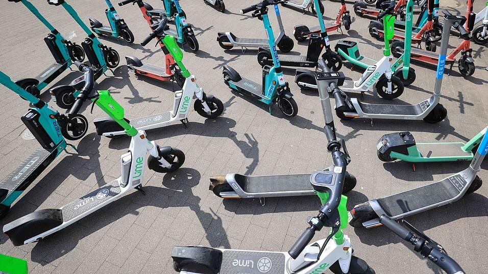 E-Scooter spalten die Gem&uuml;ter: Die einen nervt es, dass sie auf dem Gehweg herumstehen &ndash; die anderen finden sie ungemein praktisch, um schnell voranzukommen.