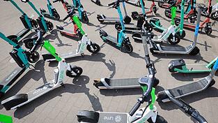 E-Scooter spalten die Gem&uuml;ter: Die einen nervt es, dass sie auf dem Gehweg herumstehen &ndash; die anderen finden sie ungemein praktisch, um schnell voranzukommen.