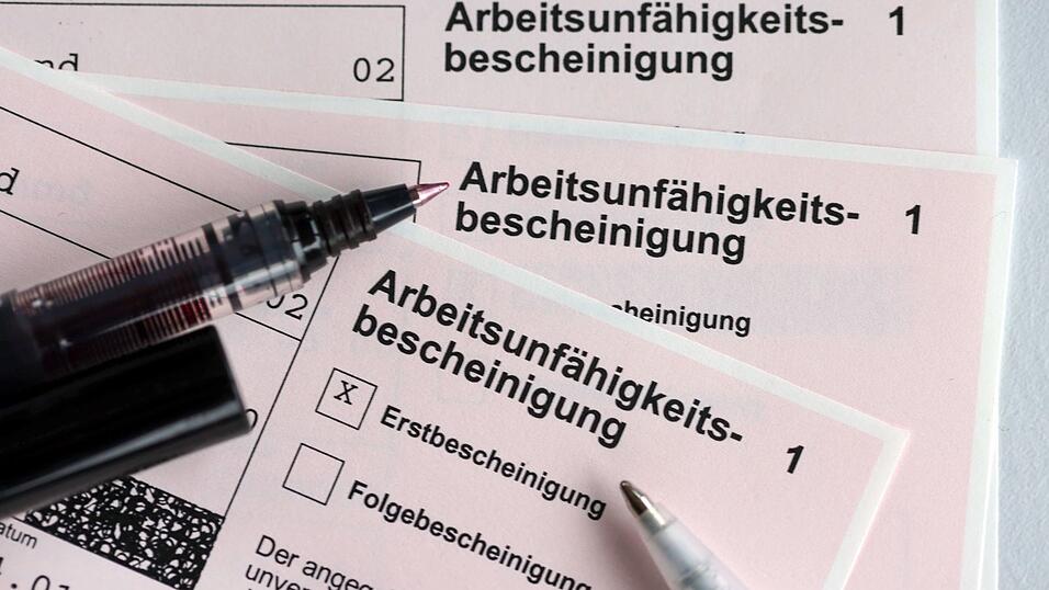 Der CDU-Arbeitnehmerflügel kritisiert die Pläne für strengere Krankmeldungen. Der CDU-Arbeitnehmerflügel kritisiert die Pläne für strengere Krankmeldungen.