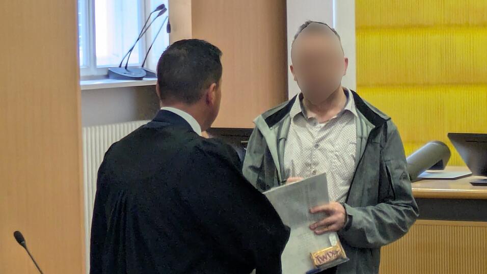 Für 14 Jahre soll der Chef des Pflegedienstes (rechts, im Gespräch mit einem seiner Anwälte) nach dem Willen des Staatsanwaltes ins Gefängnis.
