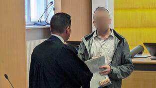 F&uuml;r 14 Jahre soll der Chef des Pflegedienstes (rechts, im Gespr&auml;ch mit einem seiner Anw&auml;lte) nach dem Willen des Staatsanwaltes ins Gef&auml;ngnis.