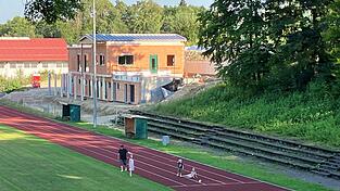 Die Bauarbeiten am neuen TSV-Sportheim laufen auf Hochtouren. Der Marktrat hat inzwischen den Auftrag zur Planung der Inliner-Sanierung des bestehenden Regenwasserkanals zur Nutzung als Mischwasserkanal im Zuge der Erschließung des Sportgeländes vergeben.