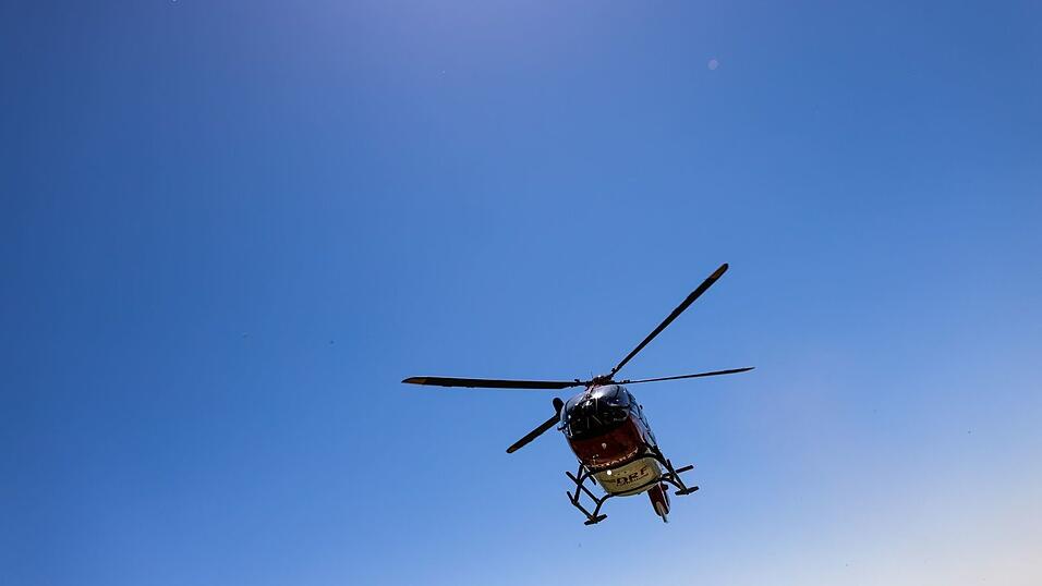 Die Sozia kam schwer verletzt mit einem Rettungshubschrauber ins Krankenhaus. (Symbolbild)