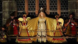 Mit dem feierlichen Prolog eröffnet Nora Falk, das neue Nürnberger Christkind, auf der Empore der Frauenkirche offiziell den Nürnberger Christkindlesmarkt 2025.