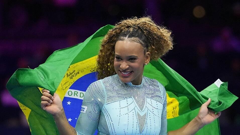 Brasiliens Turn-Star Rebeca Andrade freut sich &uuml;ber Sprung-Gold.