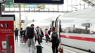 Geimpft, genesen oder getestet? Die Bahn kündigt 3G-Kontrollen im Fern- und Regionalverkehr an.