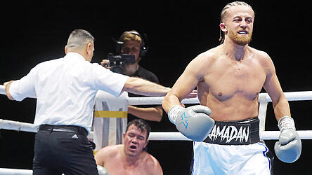 Der vorl&auml;ufige H&ouml;hepunkt: Im Januar besiegte Yunes Ramadan (rechts) Oscar Maximiliano James (Mitte) in der Landshuter Sparkassen-Arena per Knockout und krallte sich den internationalen WBF-Titel - der erste seiner noch jungen Profikarriere.