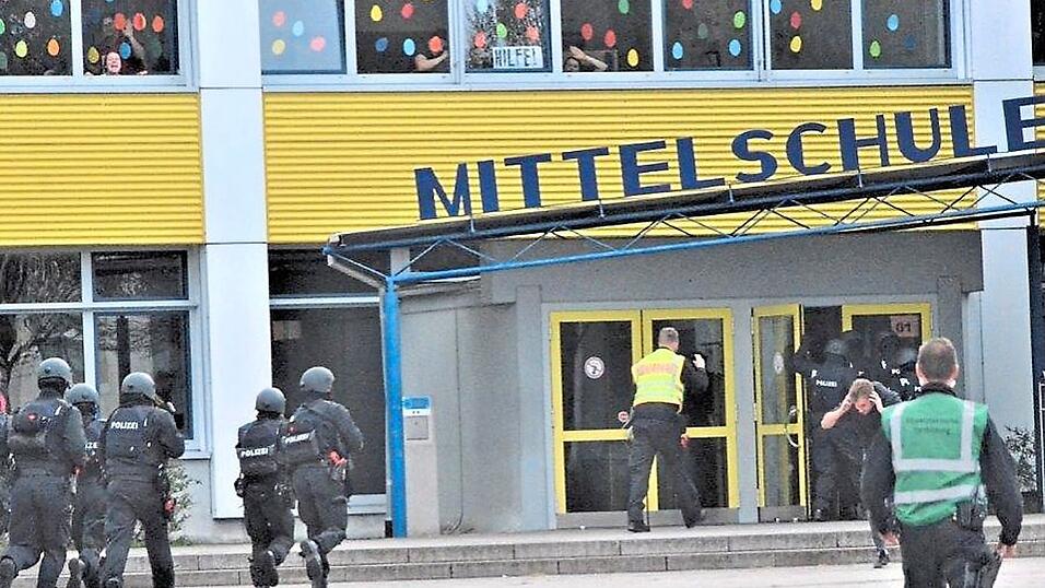 Die Polizisten st&uuml;rmten die Schule.
