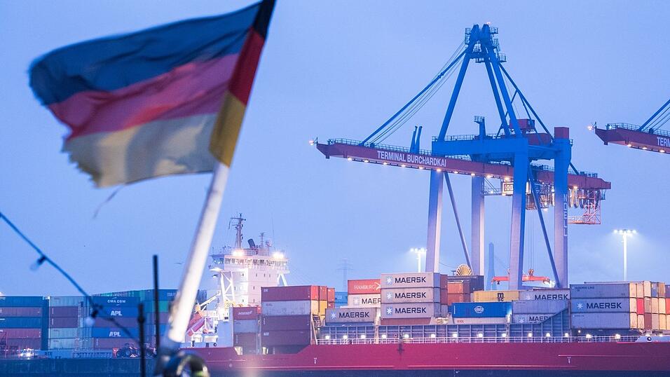 Auf einem Schiff im Hamburger Hafen weht die deutsche Flagge. (Archivbild)