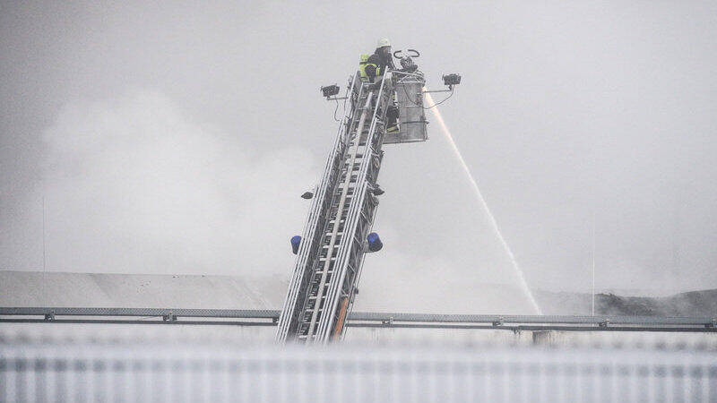 Beim Brand in einer Schlachtanlage bei Bogen ist ein zweistelliger Millionenschaden entstanden. Foto: Armin Weigel/dpa Beim Brand in einer Schlachtanlage bei Bogen ist ein zweistelliger Millionenschaden entstanden. Foto: Armin Weigel/dpa
