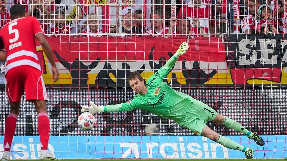 Union-Keeper Rönnow ahnt beim Elfmeter die richtige Ecke.
