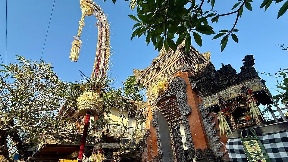 Die meterhohen, geschwungenen Penjor gehören auf Bali zum 'Galungan'-Fest dazu. Die meterhohen, geschwungenen Penjor gehören auf Bali zum 'Galungan'-Fest dazu.