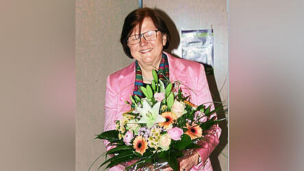 Nicht nur mit einem Blumenstrauß, sondern auch mit viel lobenden Worten wurde bei diesem Jubiläum Jaroslava Seidlmayer, die Grande Dame der Further Opern- und Konzertfreunde, gewürdigt.