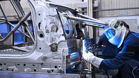 Die Rennkarosserie f&uuml;r den&nbsp;BMW M3 Touring 24H entsteht im Werk Regensburg.