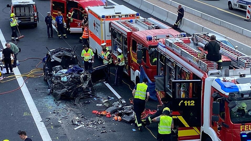 Bei einem schweren Unfall auf der A3 nahe Regensburg sind laut ersten Informationen der Polizei vier Menschen ums Leben gekommen.