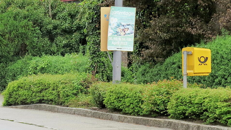 Plakatierungen, wie diese an Stra&szlig;enlampen, waren im Stadtrat Anlass f&uuml;r Diskussionen &uuml;ber eine neue Plakatierungsverordnung f&uuml;r die Stadt.