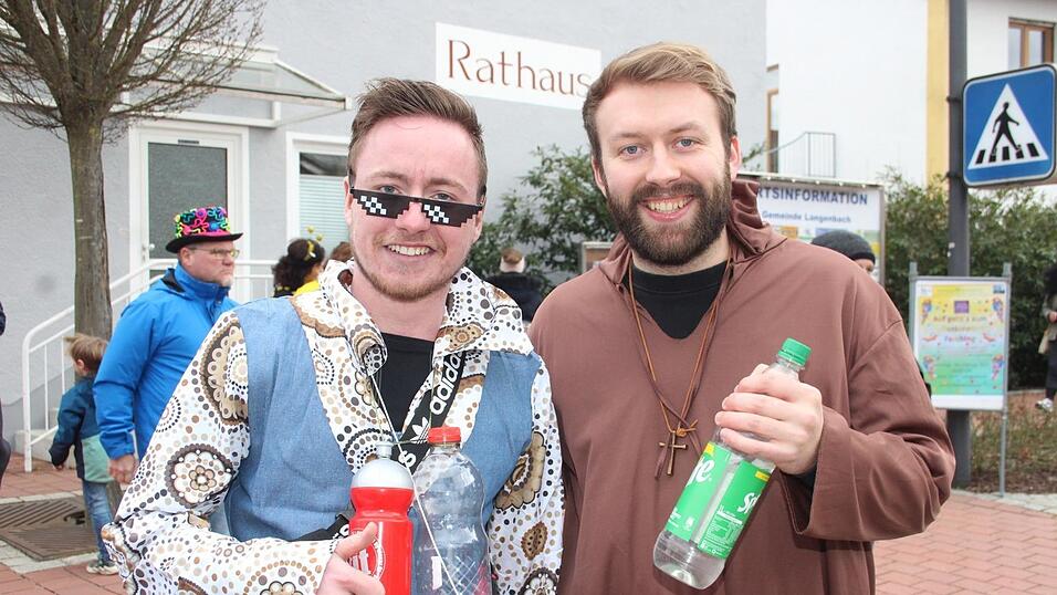Viele Faschings-Fans haben sich am Samstag den Umzug in Langenbach angesehen. Viele Faschings-Fans haben sich am Samstag den Umzug in Langenbach angesehen.