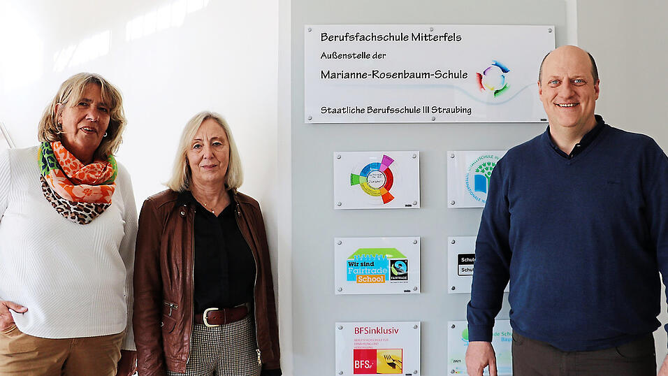 Die frisch sanierten Berufsfachschulen Mitterfels bietet optimale Bedingungen für viele neue Bewerber im Berufsfeld 'Ernährung und Versorgung' oder 'Kinderpflege'. Davon sind Fachoberlehrerin für Handarbeit und Hauswirtschaft Susanne Foierl (v. l.), Schulleiterin Hermine Eckl und Leiter der Außenstelle Mitterfels Michael Haaga überzeugt.