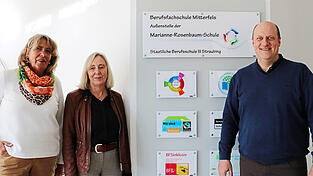 Die frisch sanierten Berufsfachschulen Mitterfels bietet optimale Bedingungen für viele neue Bewerber im Berufsfeld 'Ernährung und Versorgung' oder 'Kinderpflege'. Davon sind Fachoberlehrerin für Handarbeit und Hauswirtschaft Susanne Foierl (v. l.), Schulleiterin Hermine Eckl und Leiter der Außenstelle Mitterfels Michael Haaga überzeugt.