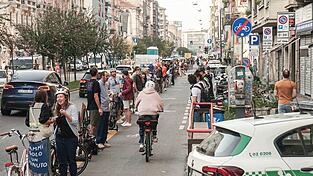 Eine Menschenkette gegen zugeparkte Radwege in Mailand.