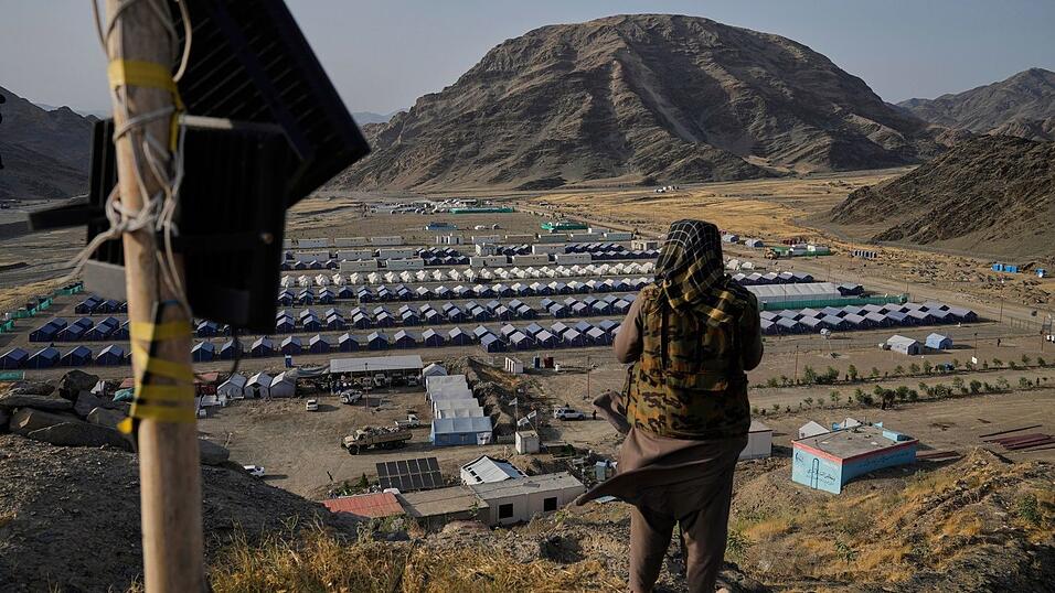 Hier bewacht ein Taliban-K&auml;mpfer in Afghanistan ein Lager mit aus Pakistan zur&uuml;ckgef&uuml;hrten Fl&uuml;chtlingen. (Archivbild)