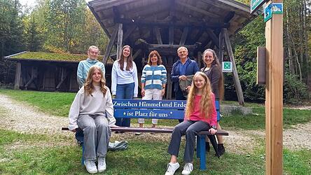 Matthias Rohrbacher von der Naturpark Umweltstation Viechtach (Zweiter von rechts) stellt mit den Lehrerinnen Corinna Schürzinger (rechts) und Angela Winisch (Mitte) sowie mit vier Schülerinnen den Entdeckerpfad vor. Matthias Rohrbacher von der Naturpark Umweltstation Viechtach (Zweiter von rechts) stellt mit den Lehrerinnen Corinna Schürzinger (rechts) und Angela Winisch (Mitte) sowie mit vier Schülerinnen den Entdeckerpfad vor.