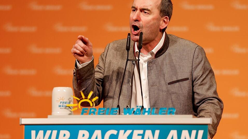 Beim politischen Aschermittwoch der Freien W&auml;hler redet Bayerns Wirtschaftsminister und Parteivorsitzender Hubert Aiwanger auf der B&uuml;hne zu seinen Parteifreunden in den Deggendorfer Stadthallen.