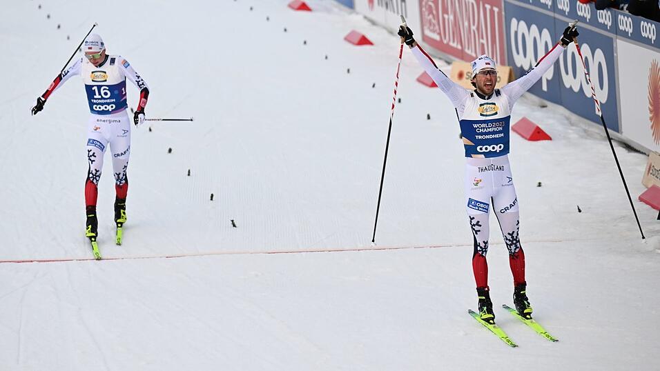 Der Norweger Jarl Magnus Riiber (r) feierte in Trondheim sein zweites WM-Gold.