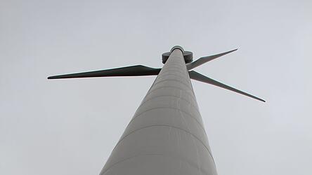 Knapp hundert Meter sind die Windräder jeweils hoch.
