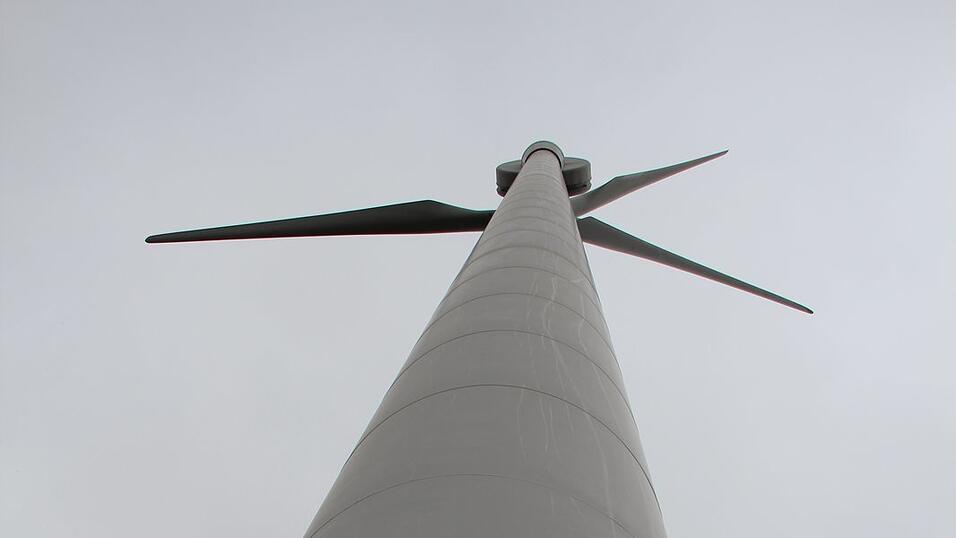 Knapp hundert Meter sind die Windräder jeweils hoch.