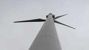 Knapp hundert Meter sind die Windräder jeweils hoch.