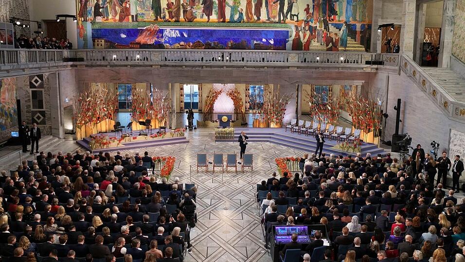 Bleibt der Stuhl der Friedensnobelpreisträgerin bei der Zeremonie im Osloer Rathaus diesmal frei? (Archivbild) Bleibt der Stuhl der Friedensnobelpreisträgerin bei der Zeremonie im Osloer Rathaus diesmal frei? (Archivbild)