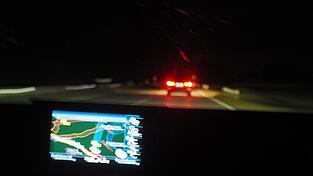 Im Kreis Dingolfing-Landau hat ein betrunkener Autofahrer die Polizei angegriffen. (Symbolbild)