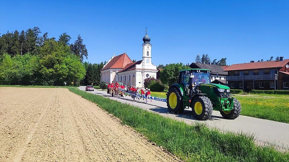 Der von 2024 wiederverwendete Ahamer Baum wurde dieses Jahr bei Familie Schratzenstaller in Lamprechtsöd hergerichtet, die Vorbereitungen begannen bereits drei Tage zuvor, damit alles rechtzeitig fertig wurde. Die Maibaumwache verlief sehr ruhig; es gab keine Versuche, den Baum zu stehlen – ein Ergebnis der hervorragenden Sicherungs- und Überwachungsmaßnahmen, sagen die Ahamer Feuerwehrler. Am 1. Mai zur Mittagszeit transportierte dann Max Schratzenstaller das Prachtstück sicher zum Gerätehaus, wo schon alle gespannt auf das Eintreffen warteten. Der von 2024 wiederverwendete Ahamer Baum wurde dieses Jahr bei Familie Schratzenstaller in Lamprechtsöd hergerichtet, die Vorbereitungen begannen bereits drei Tage zuvor, damit alles rechtzeitig fertig wurde. Die Maibaumwache verlief sehr ruhig; es gab keine Versuche, den Baum zu stehlen – ein Ergebnis der hervorragenden Sicherungs- und Überwachungsmaßnahmen, sagen die Ahamer Feuerwehrler. Am 1. Mai zur Mittagszeit transportierte dann Max Schratzenstaller das Prachtstück sicher zum Gerätehaus, wo schon alle gespannt auf das Eintreffen warteten.