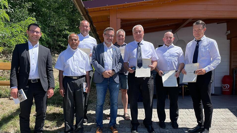 Die geehrten Mitglieder der KSK Weng präsentieren gemeinsam mit den Ehrengästen ihre Verdienstspangen in Bronze und Gold. Die geehrten Mitglieder der KSK Weng präsentieren gemeinsam mit den Ehrengästen ihre Verdienstspangen in Bronze und Gold.