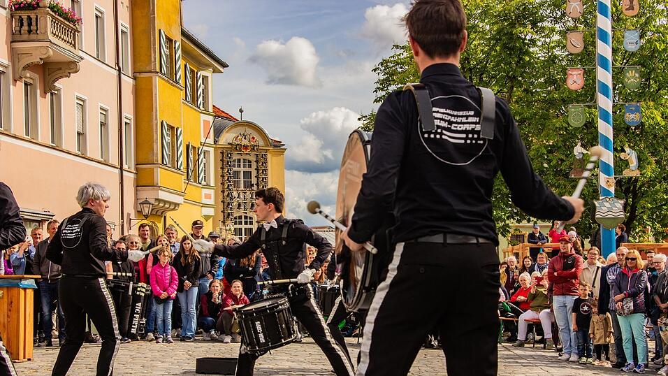 Das Drumcorps des Spielmannszugs trommelt nicht nur. Das Drumcorps des Spielmannszugs trommelt nicht nur.