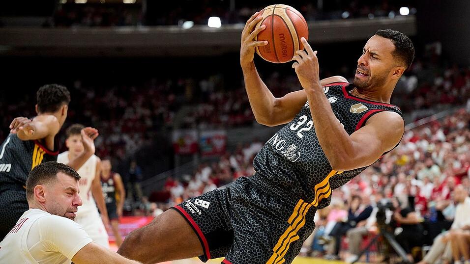 Die deutschen Basketballer um Johannes Thiemann hatten im Spiel gegen Polen große Probleme. Die deutschen Basketballer um Johannes Thiemann hatten im Spiel gegen Polen große Probleme.